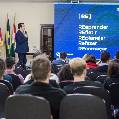 Empreendedor João Kepler palestra para associados