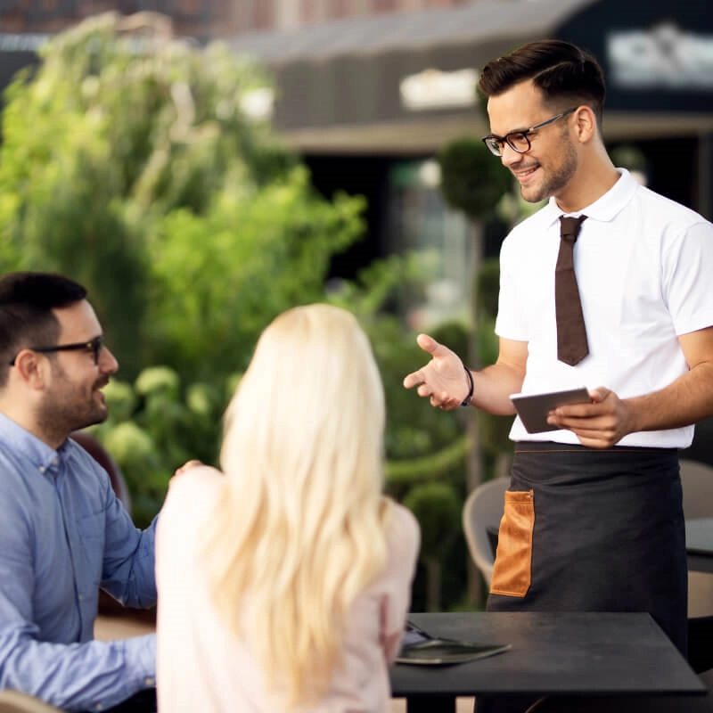 Atendimento ao turista: competências básicas da excelência é o tema de um curso promovido pelo Centro Empresarial