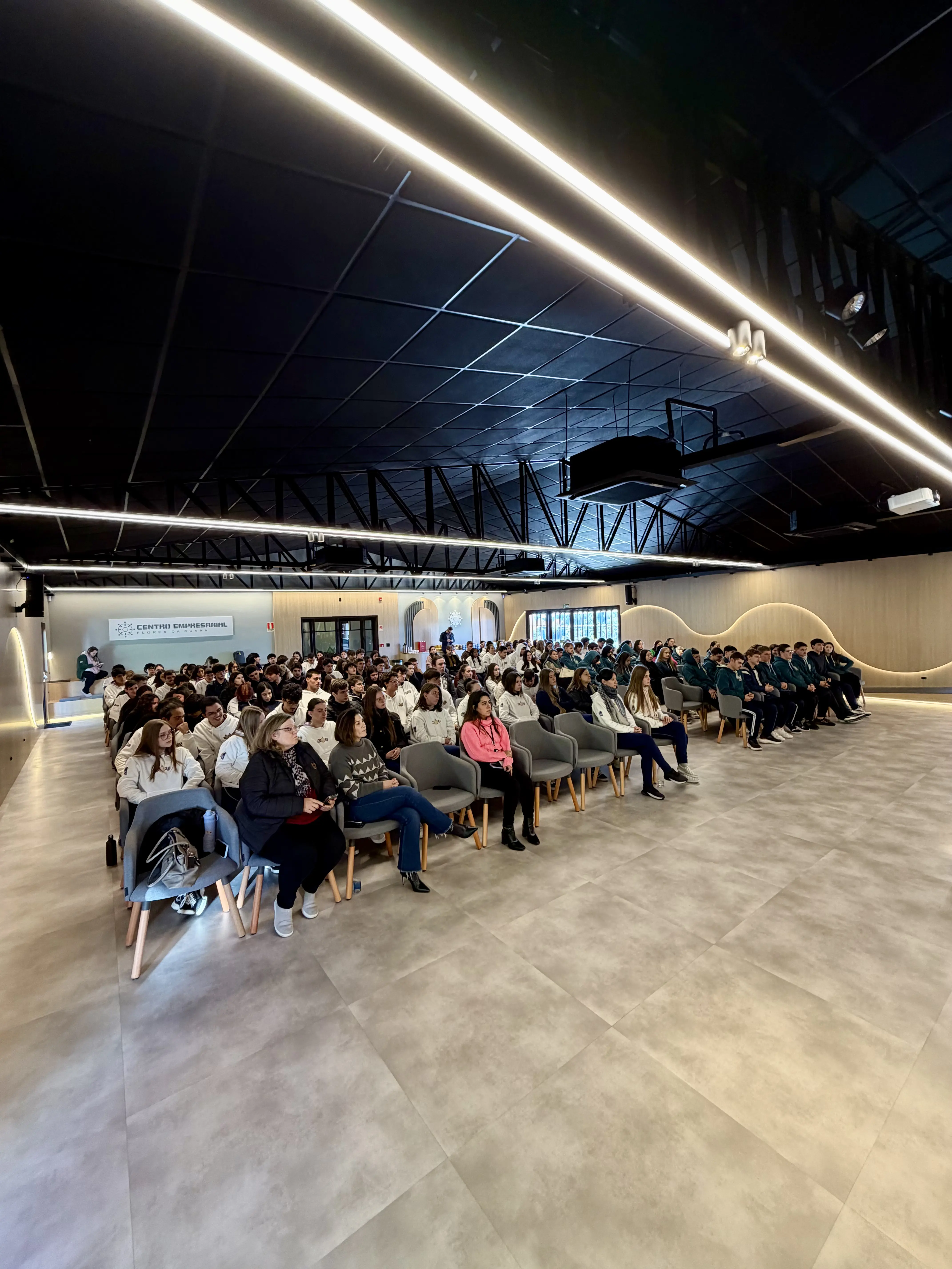 Iniciativa do CE prepara jovens para o mercado de trabalho